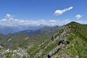 64 Riprendiamo il saliscendi della cresta erbosa